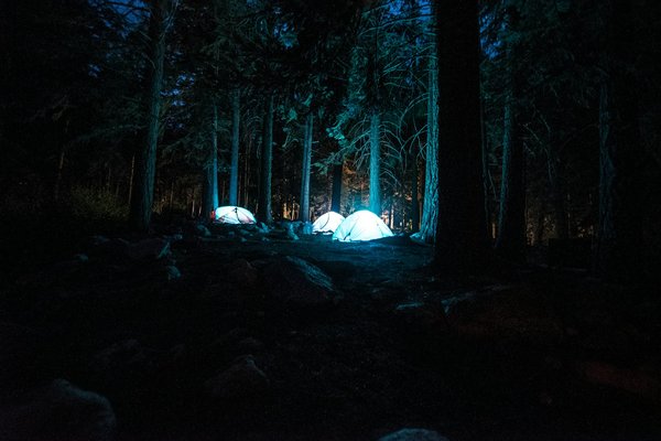 Quels sont les équipements nécessaires pour un camping en région de jungle en hiver?